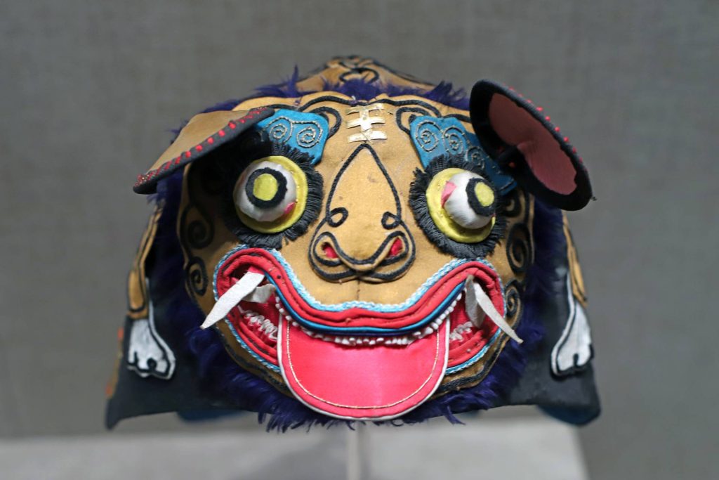 虎头帽,山东省著名民间工艺品,因帽子以老虎为形象呈虎头模样,故称