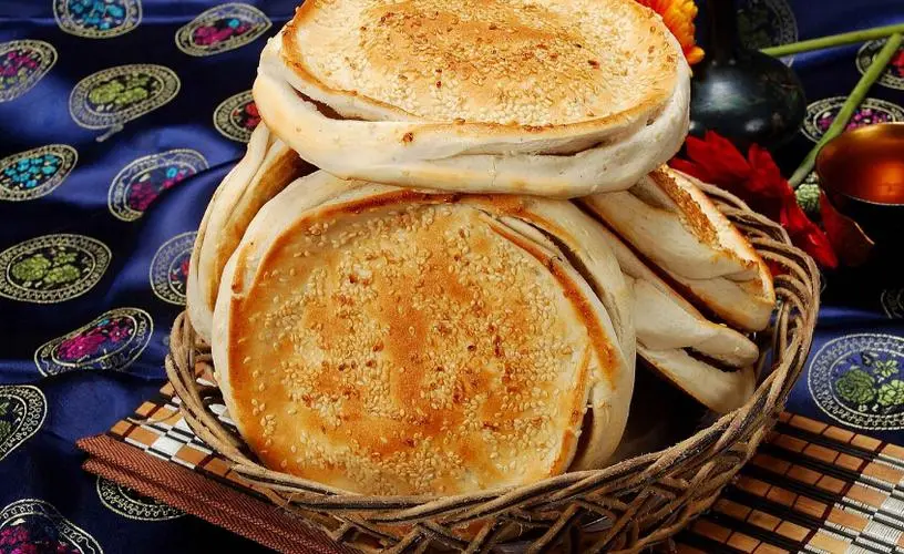 武大郎炊饼,梁山县特产,以《水浒传》著名人物武大郎挑担专卖著称,因