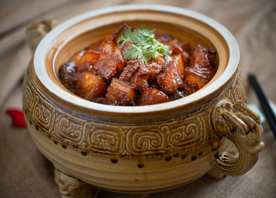 制作时,选用莱芜黑猪肉1000克,蒜子200克,二锅头酒150克调料:精盐20克